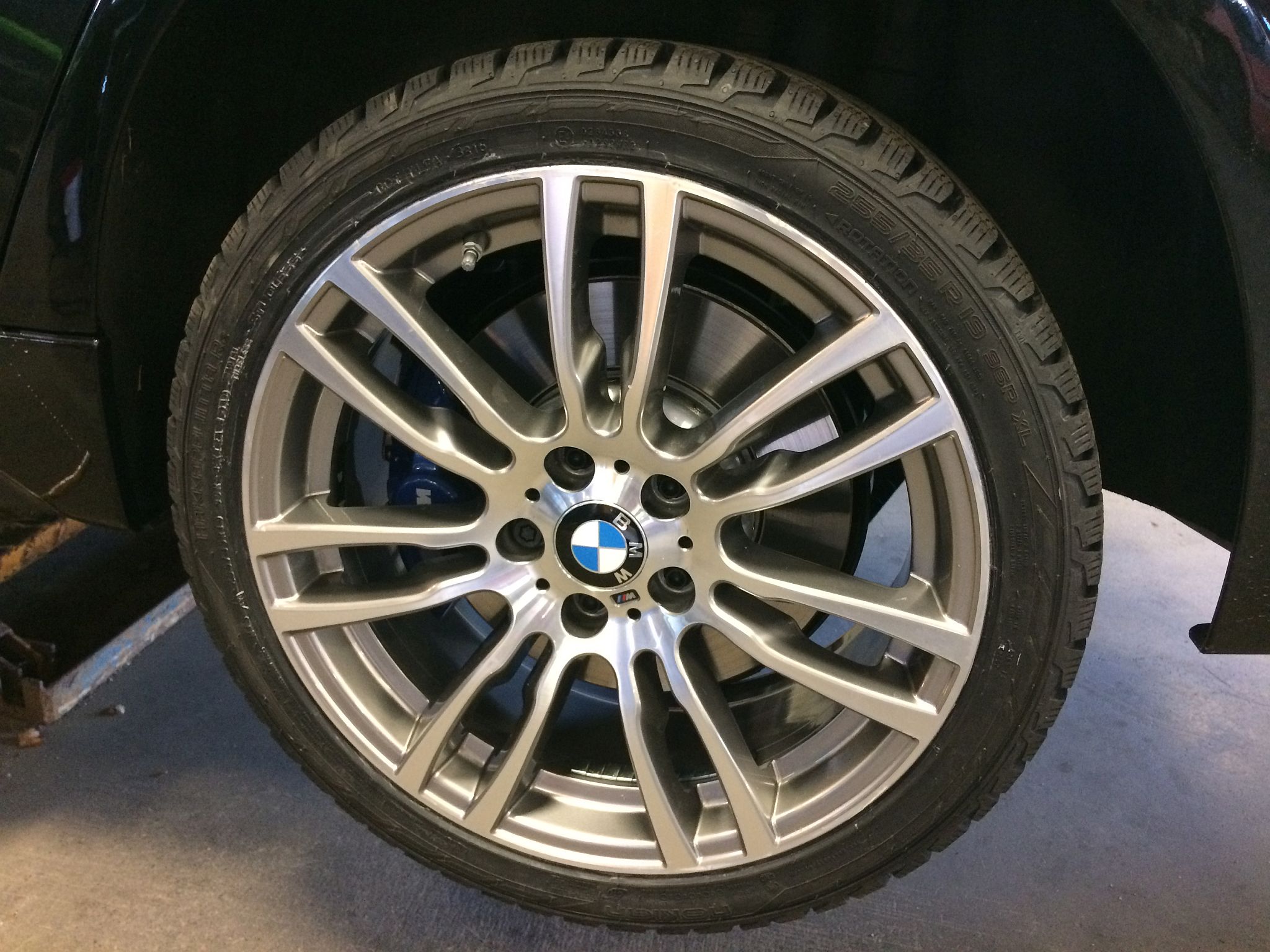 Tälläiset meni alle - auto tässä vielä pukilla.